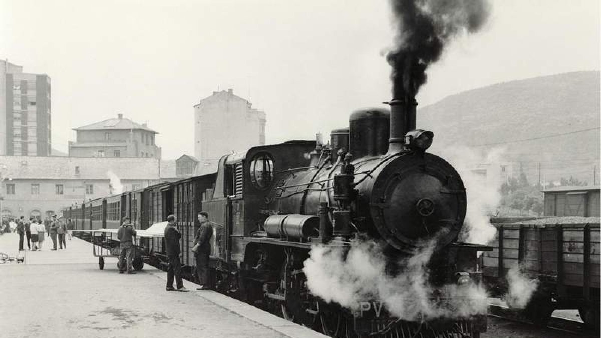 La locomotora 31 del tren minero, en la estación e la MSP de Ponferrada, hace medio siglo, donde hoy se levanta el Museo del Ferrocarril. 