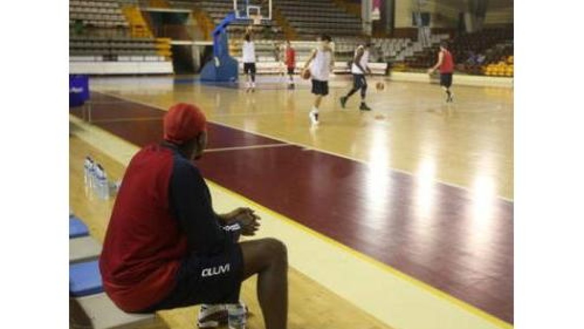 La plantilla del Baloncesto León durante el entrenamiento en el Palacio de Deportes.