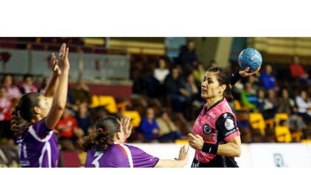 Soraya García hizo cinco goles ante el Aula. F. OTERO PERANDONES