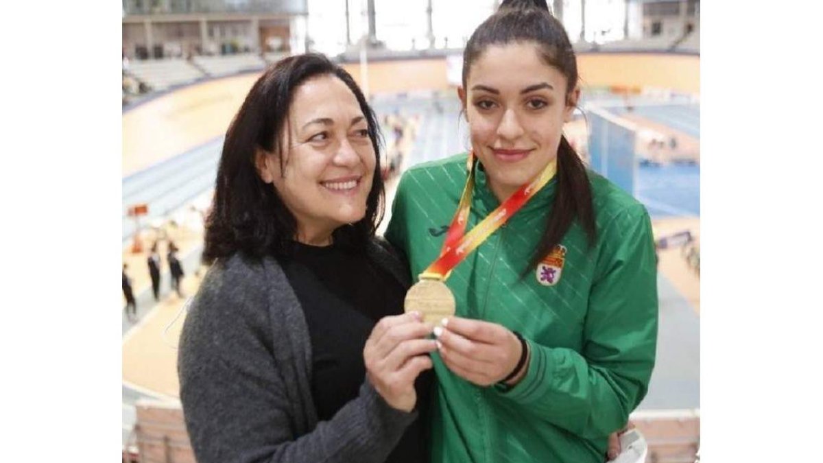 Margarita Ramos, orgullosa de la medalla de oro lograda por su hija Fiona Mar. RFEA/MIGUELEZ TEAM