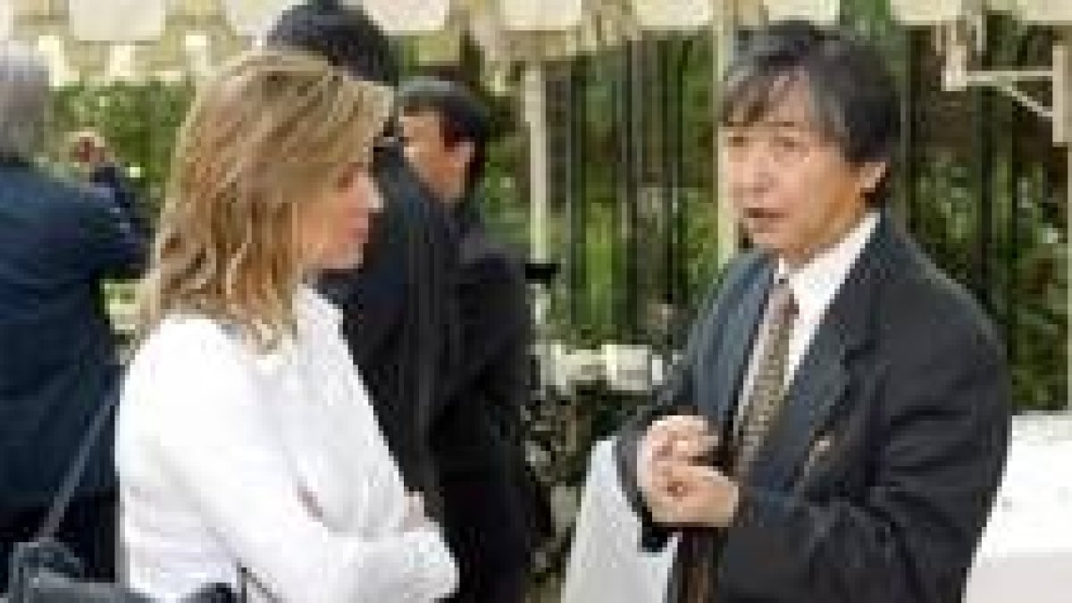 La consejera Silvia Clemente conversa con uno de los turoperadores japoneses