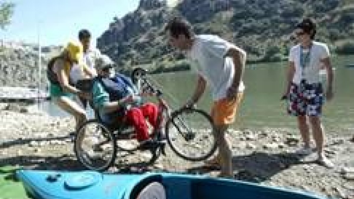 La fundación También organiza rutas en piragüa para discapacitados físicos
