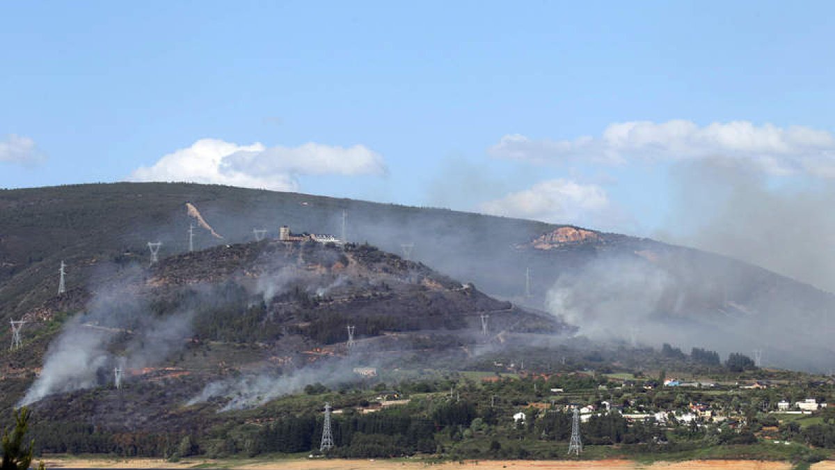 El fuego se propagaba por los alrededores de la Peña de Congosto ayer tarde.