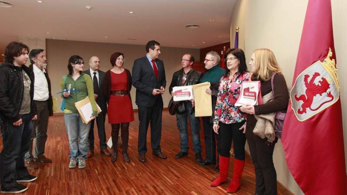 Miembros de la plataforma Más Vuelos con procuradores socialistas leoneses, ayer.