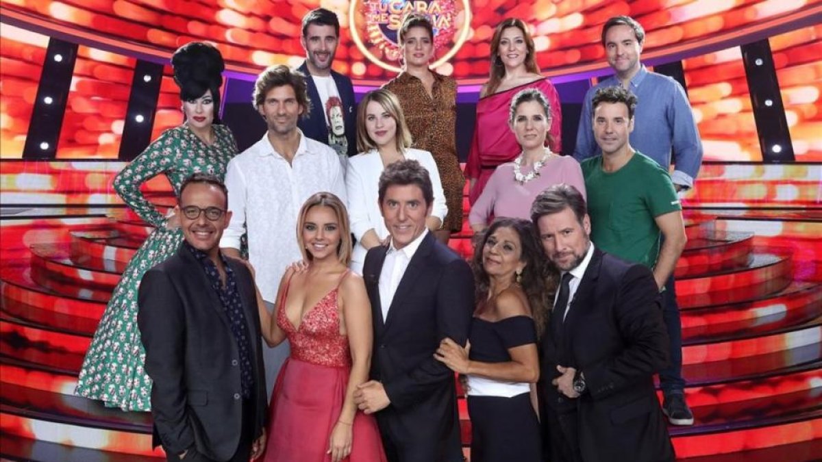 El jurado y presentador de Tu cara me suena, con los concursantes de la sexta edición del concurso de Antena 3.