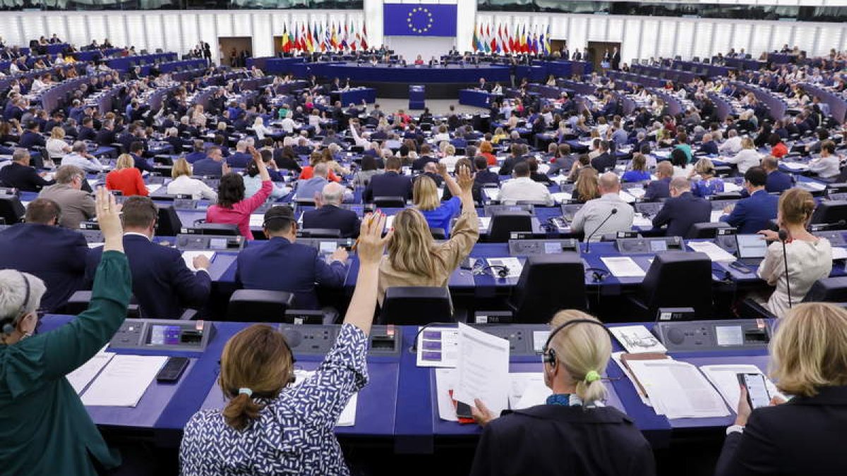 Votación en el Europarlamento que dio ayer el visto bueno a declarar verde el gas y la energía nuclear. JULIEN WARNAND