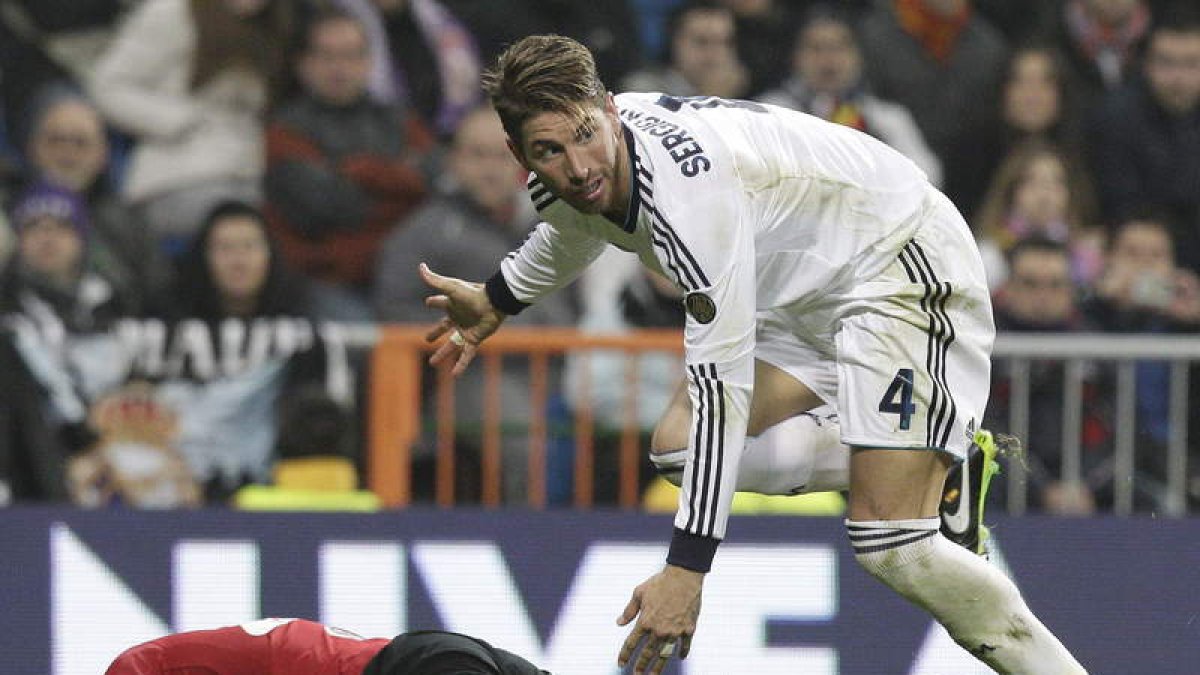 Augusto Fernández cae ante Sergio Ramos en la jugada que le valió la expulsión al madridista.