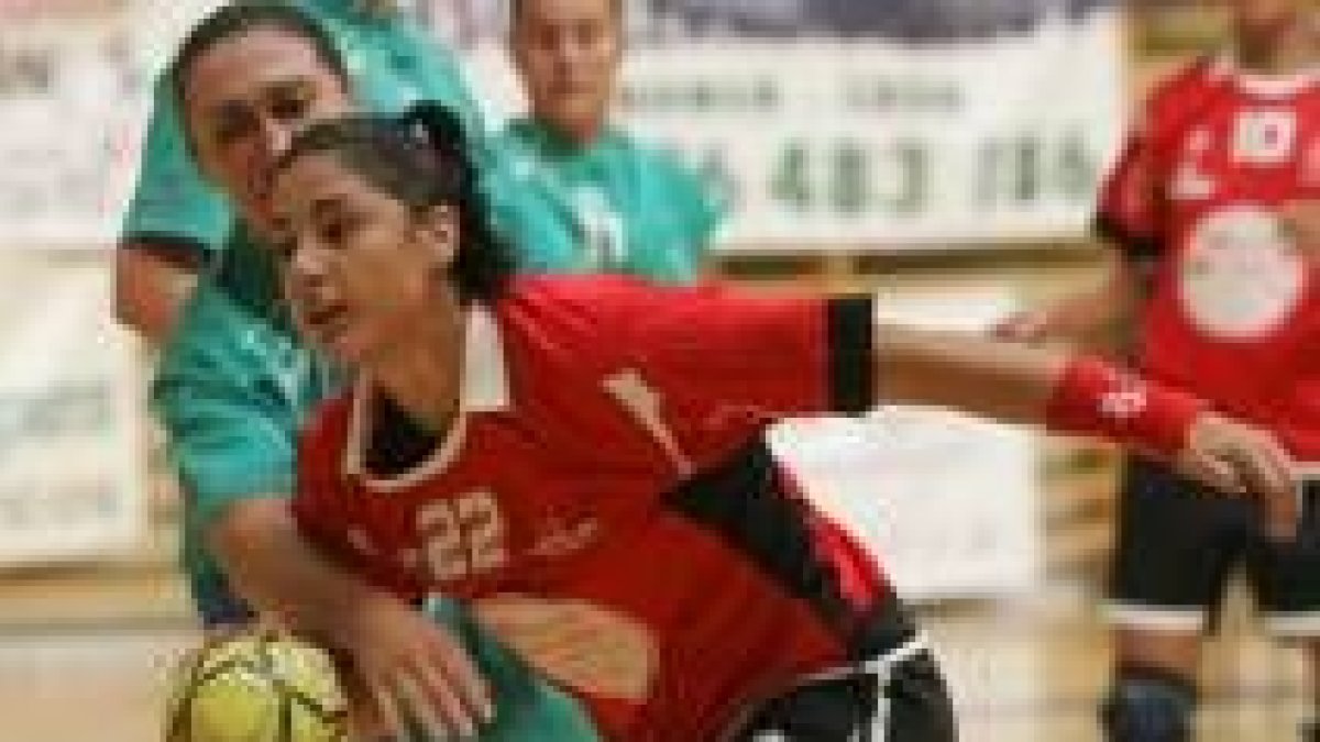 Soraya anotó dos goles en su vuelta a una cancha en la que jugó seis años