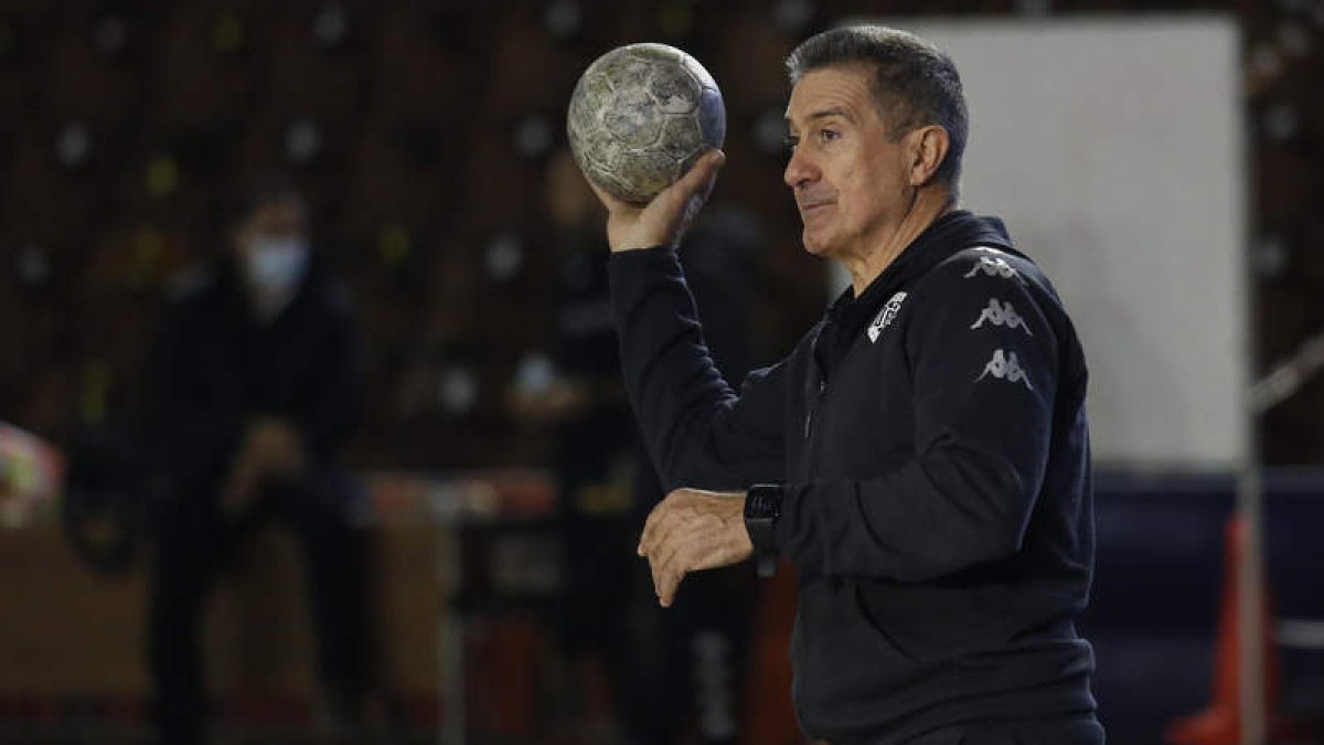 Manolo Cadenas cuenta con la confianza de la directiva pese al mal momento del equipo. FERNANDO OTERO