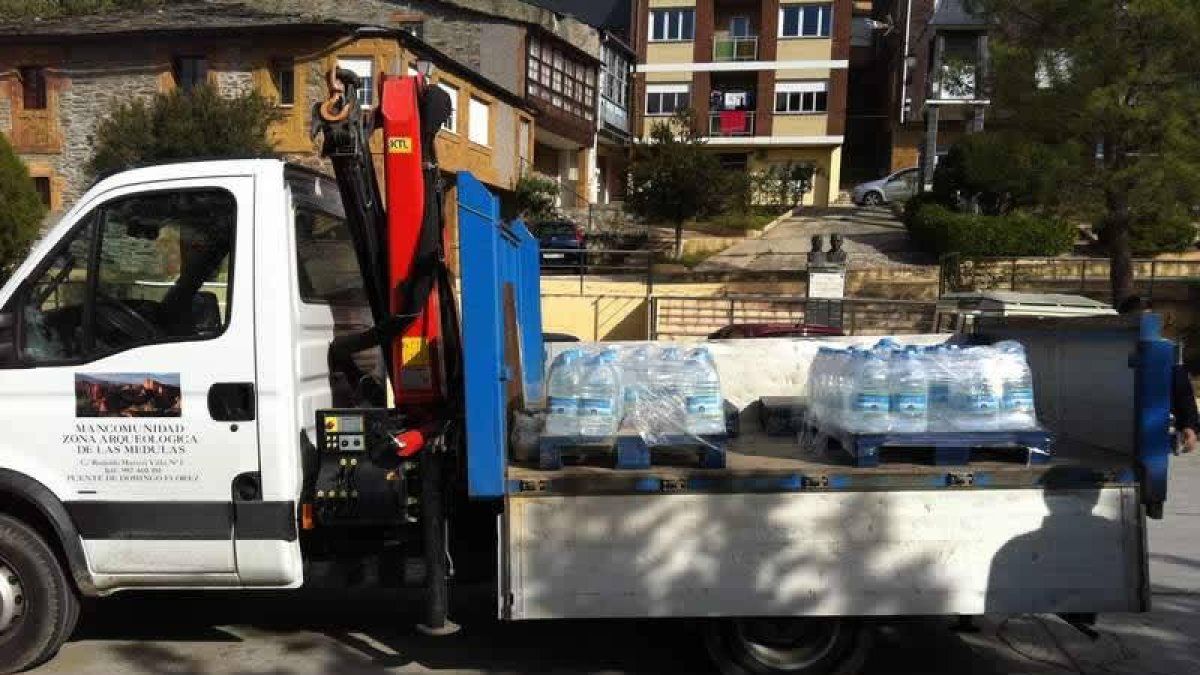 El camión se acercó ayer de nuevo a la plaza del Toral para que los vecinos recogieran el agua.