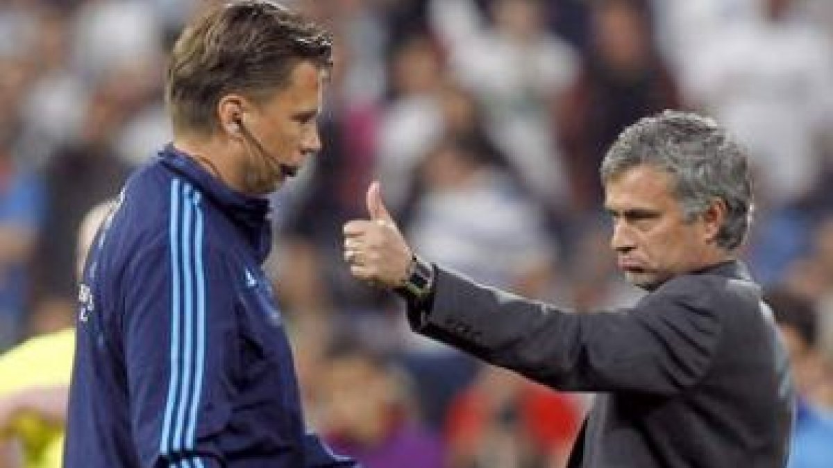 Jose Mourinho gesticula al árbitro tras la expulsión de Pepe en la ida de las semifinales.