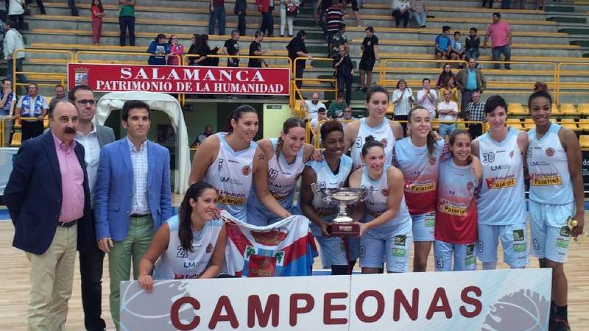 Las jugadoras del Pajariel Bembibre con el trofeo que las acredita como campeonas de la Copa. FBCYL