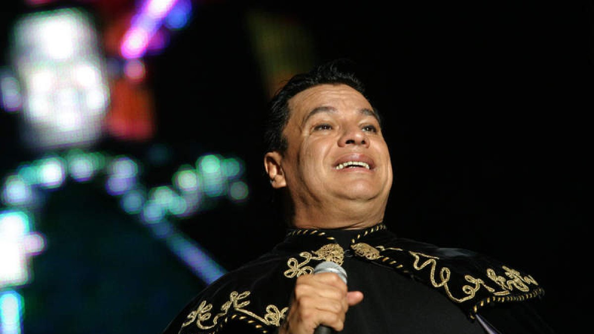 Un grupo de mariachis canta al llorado artista. M. GUZMÁN/ A.MOTA
