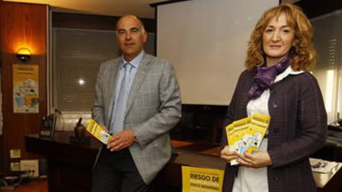 Carrasco, presidente del COF de León, y Sánchez, vocal de Oficina de Farmacia.