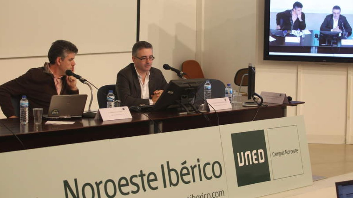 Jorge Vega, ingeniero de telecomunicaciones de Intecca, y Cesáreo González, patrono de Fab Lab León.