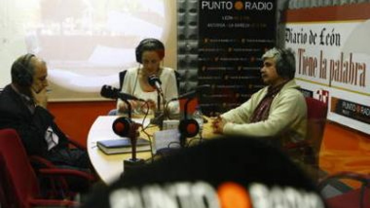 José Antonio Turrado, Nuria González y el decano de Veterinaria, Juan Francisco García durante la te