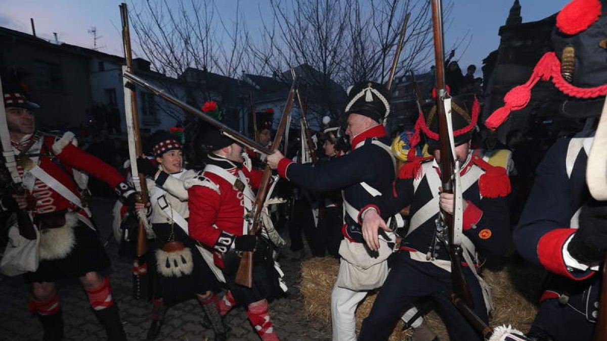 La Recreación de la Batalla de Cacabelos se ha convertido en una cita ineludible dentro del programa turístico y cultural del Ayuntamiento cacabelense. Este año celebra su cuarta edición y lo hace con la participación de 140 recreacionistas llegados de to