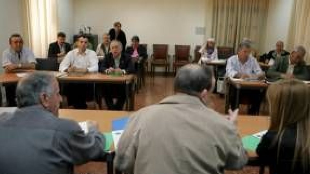 Un momento de la reunión ejecutiva que la asociación minera Armi celebró en la Diputación
