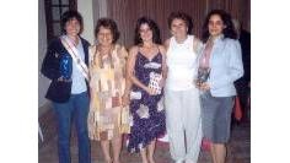 Galy Martín -a la izquierda-, y las damas de honor, con las responsables de la Colonia Leonesa