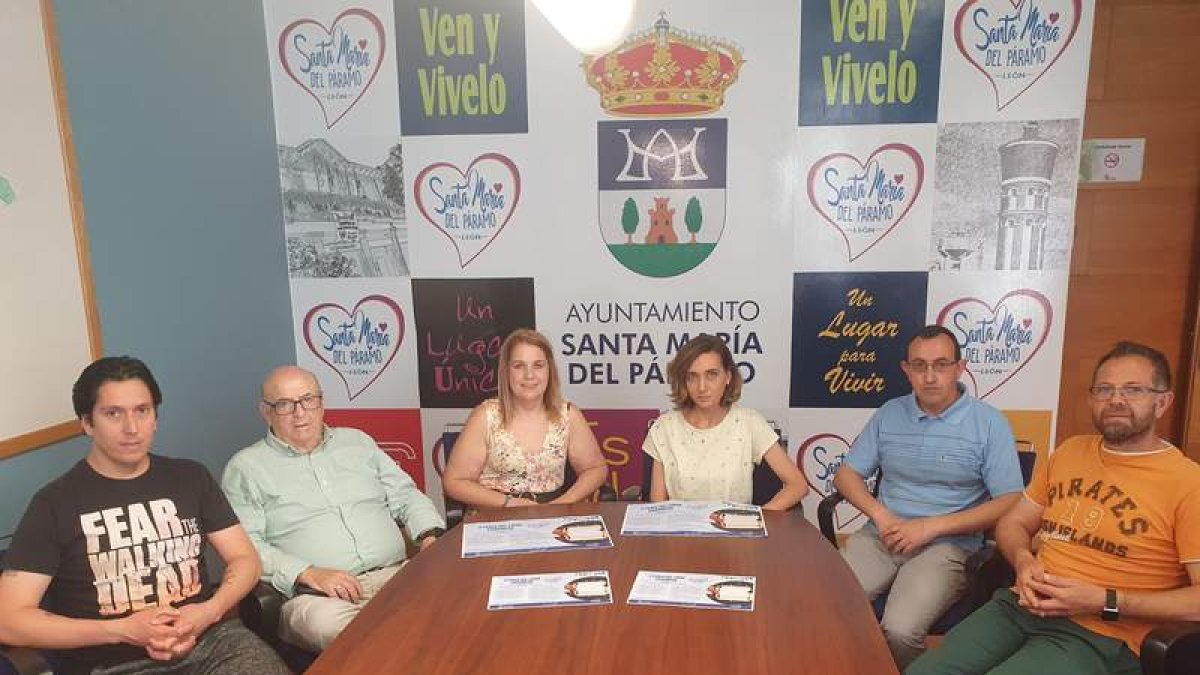 Presentación de la Feria del Libro por el equipo de gobierno. DL