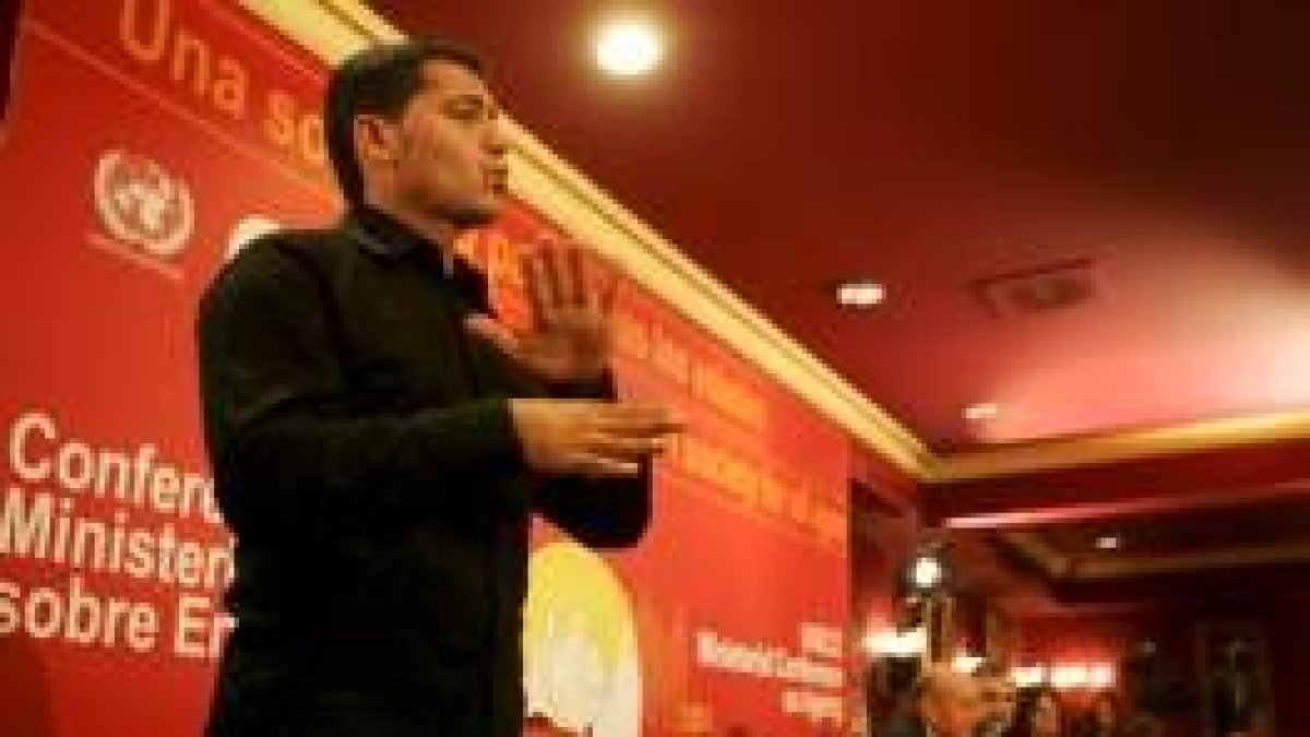 Hay traducción simultánea al inglés, francés, ruso y español