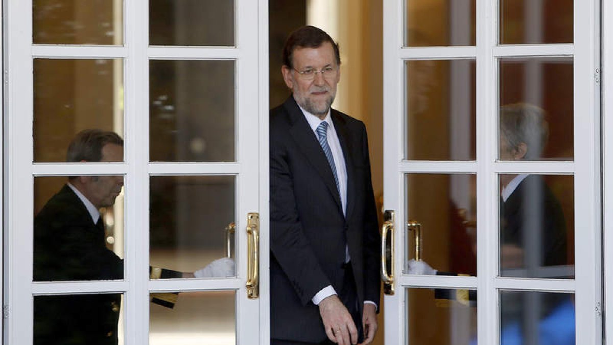El presidente del Gobierno, Mariano Rajoy, ayer en las puertas del Palacio de la Moncloa.