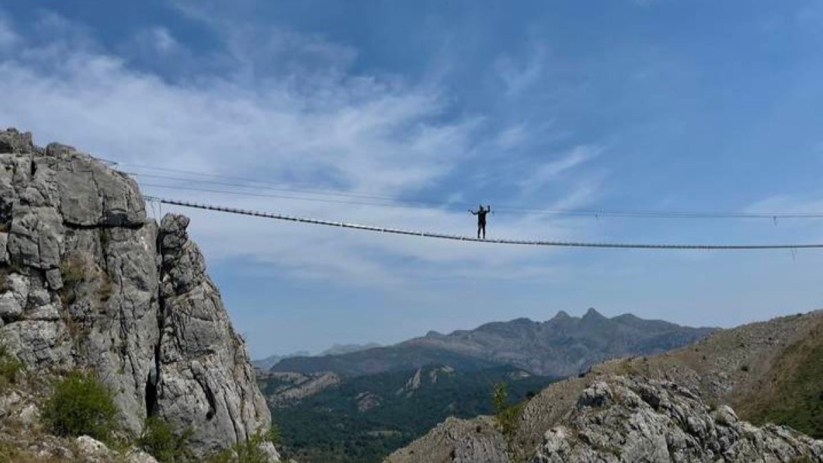 La vía ferreta tiene 10 puentes colgantes. DL