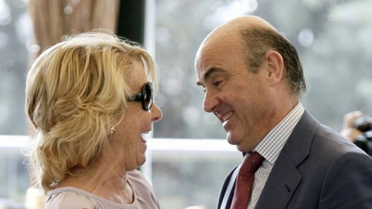 Esperanza Aguirre saluda al ministro de Economía, Luis de Guindos, el lunes en Majadahonda.