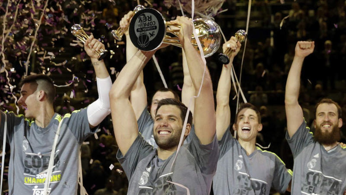 Felipe Reyes, el gran capitán del Real Madrid, levanta el trofeo que corona a los blancos por tercera vez consecutiva como campeones de la Copa del Rey. lavandeira