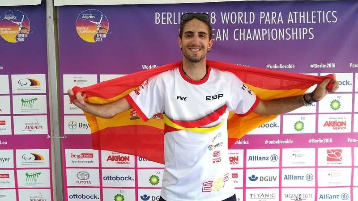 El atleta leonés Dani Pérez participa mañana en la San Silvestre.