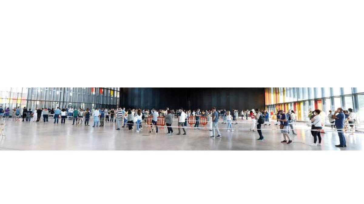 Nueva organización para las vacunas, con parte de las filas por dentro del Palacio de Exposiciones. MARCIANO PÉREZ