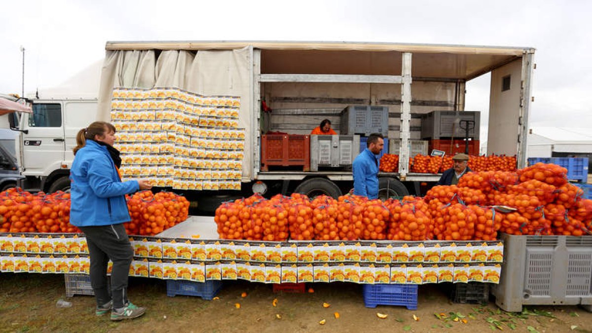 La venta de artículos de ‘Tierra de Sabor’ no faltó en la campa de Villalar. LETICIA PÉREZ