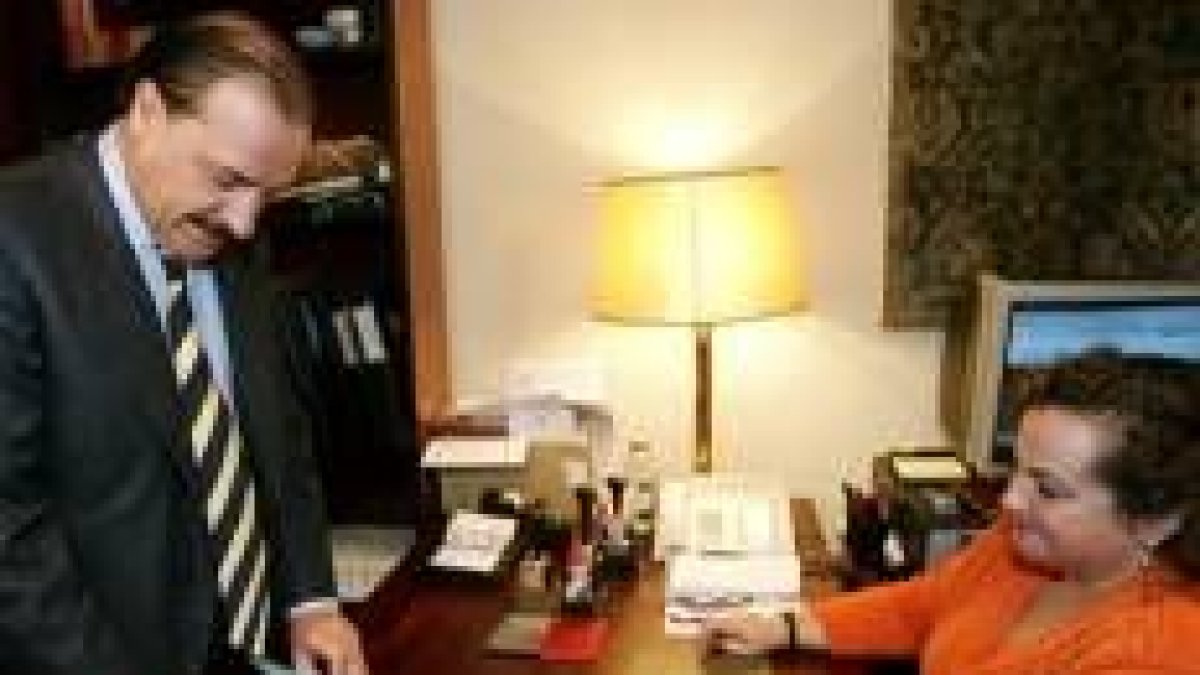 Martínez Pujalte deposita ante el registro del Congreso las enmiendas del PP al Estatut