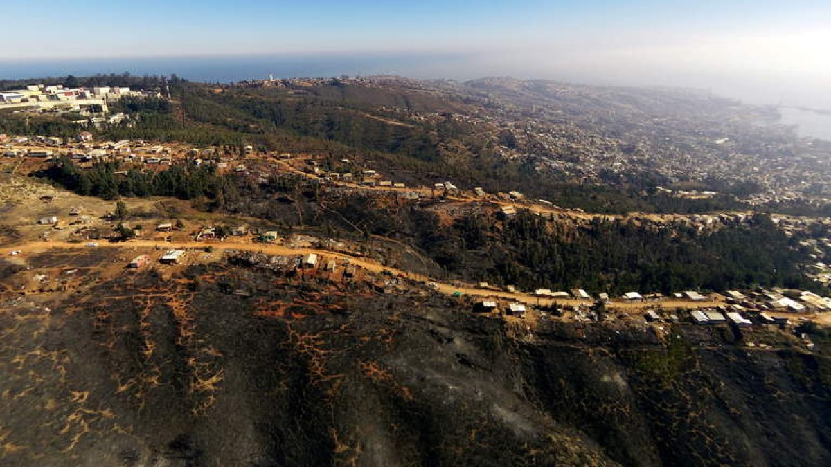 Vista aérea de los estragos del fuego en un sector del cerro Mariposas, en Valparaíso.