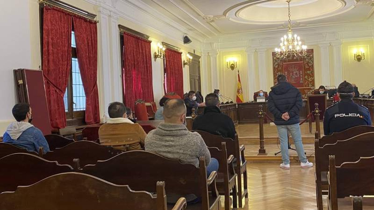 Los sospechosos, al inicio del juicio de ayer en la Audiencia. DL