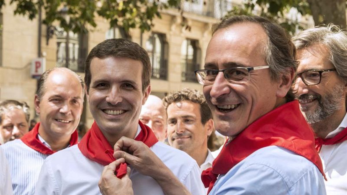 Casado, esta mañana, junto al exalcalde de Vitoria Alfonso Alonso