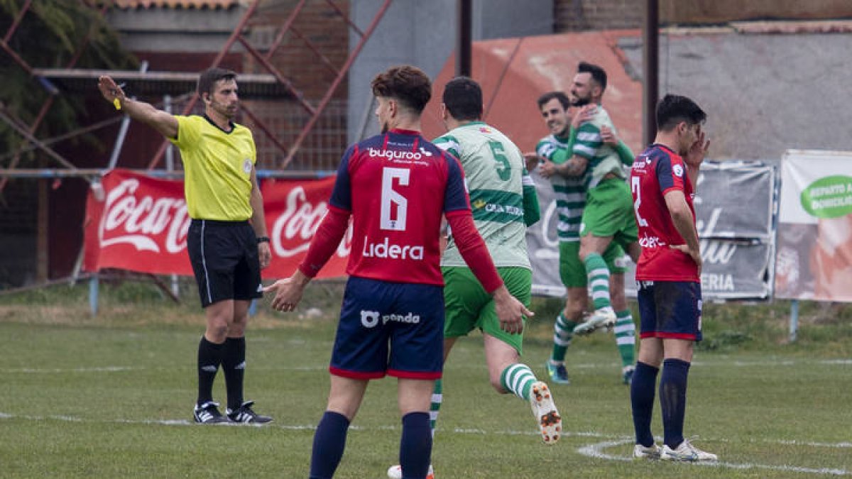 Partido del Real Ávila ante la Virgen del Camino en el Adolfo Suárez.