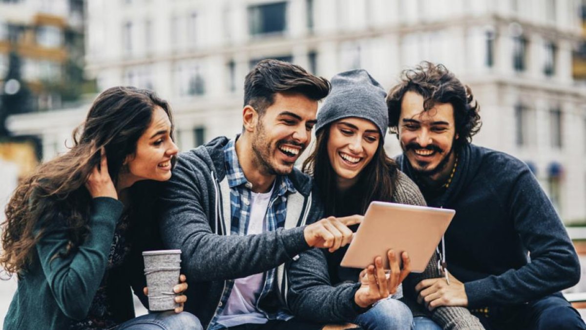 Los jóvenes 'millennials' ahorran a corto plazo, para hacer viajes y salir a comer a restaurantes.