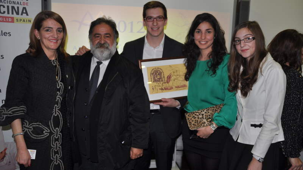 María Antonia Gancedo y su familia recibieron el premio de manos de Javier Pérez Andrés.
