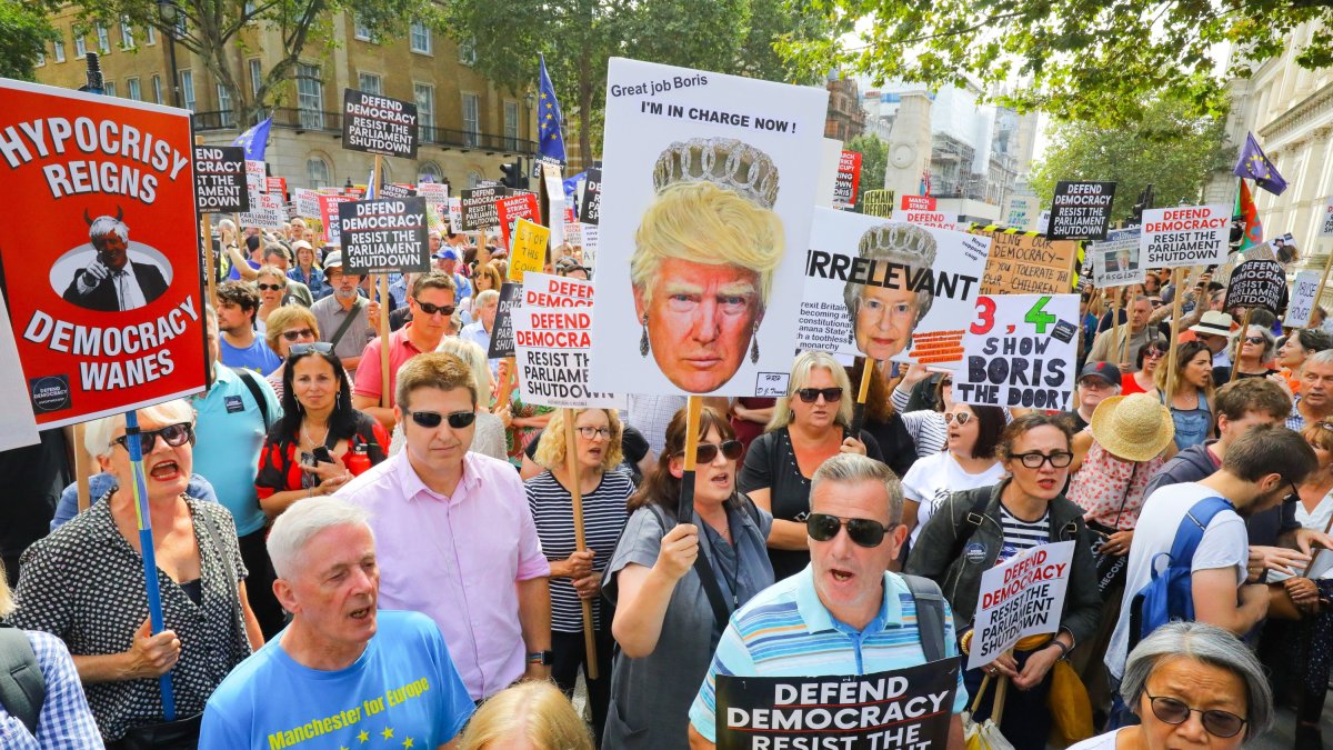 Miles de británicos claman en las calles contra la clausura del Parlamento