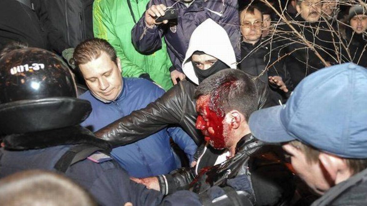 Choques entre manifestantes a favor y en contra de Rusia en Donetsk (Ucrania), ayer.