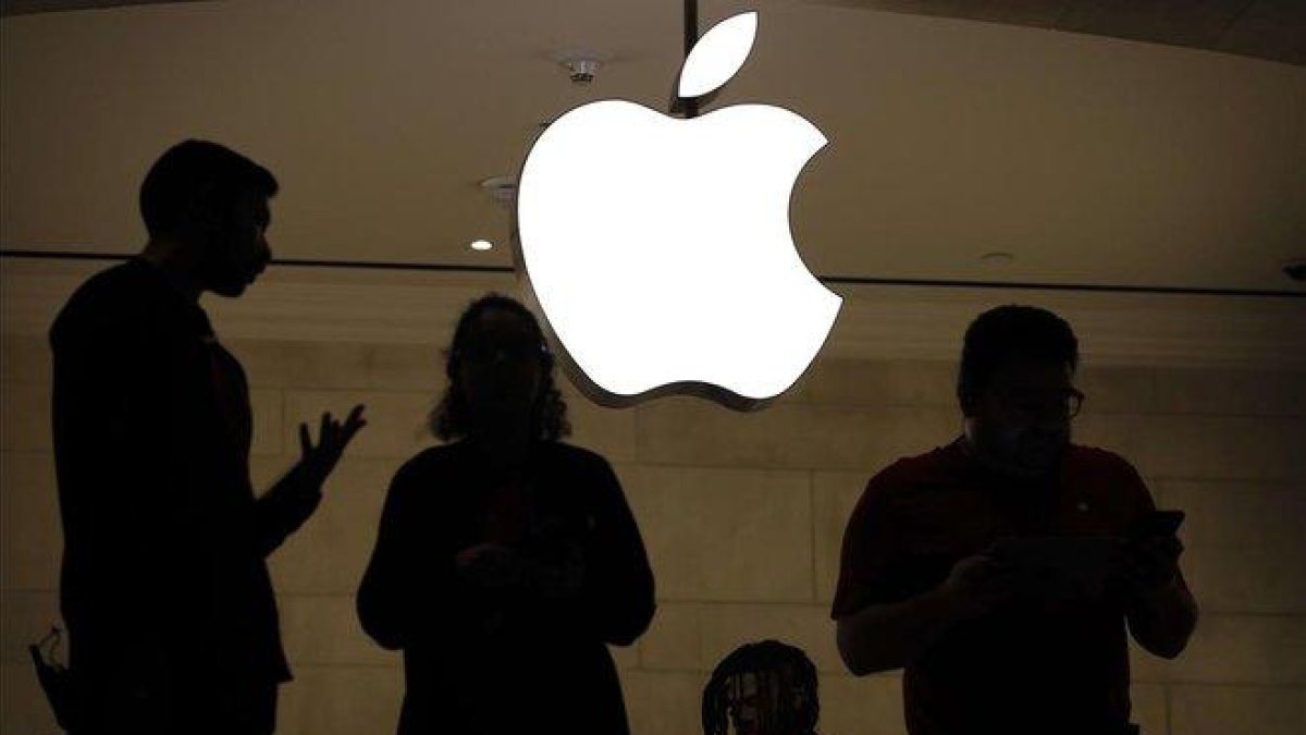 Empleados de una tienda minorista de Apple en Nueva York.