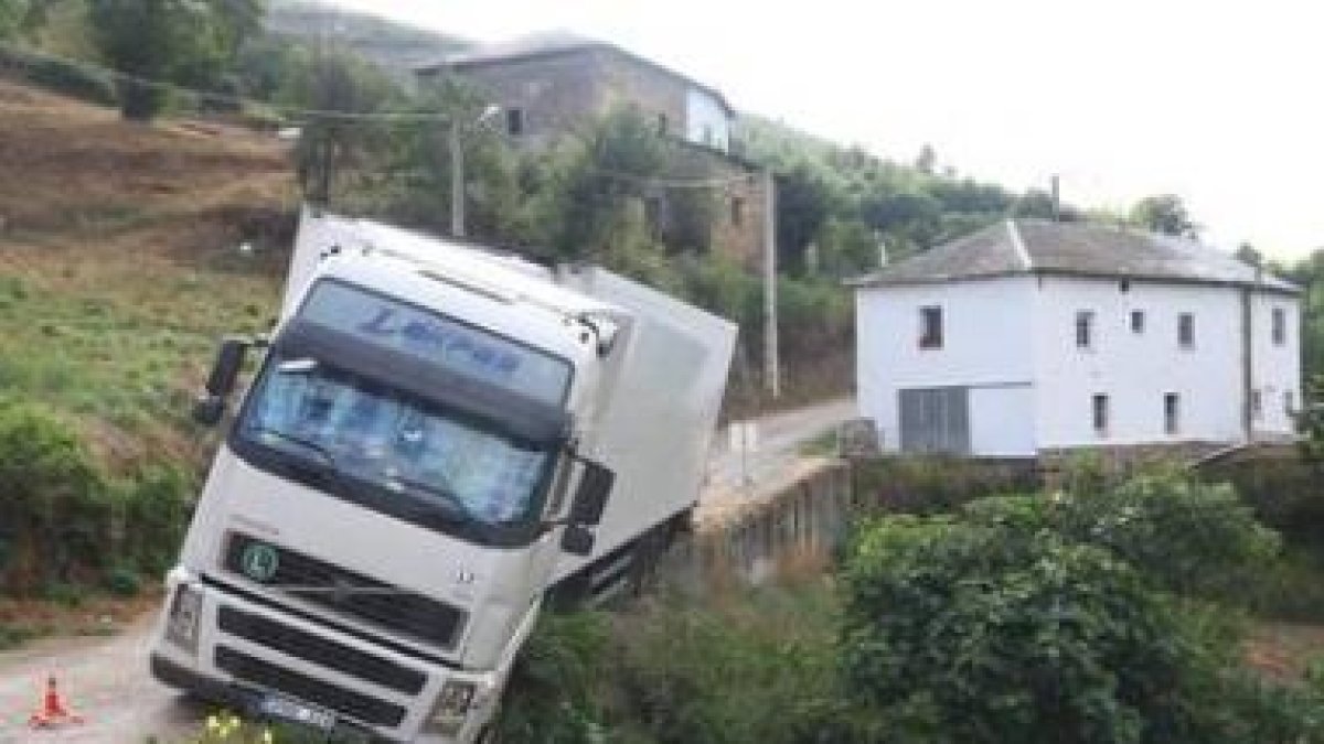 El camión lituano seguía ayer en la misma situación que el martes por la noche.