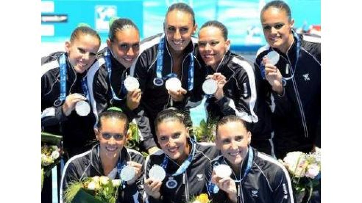El equipo español de sincronizada con su medalla de plata.