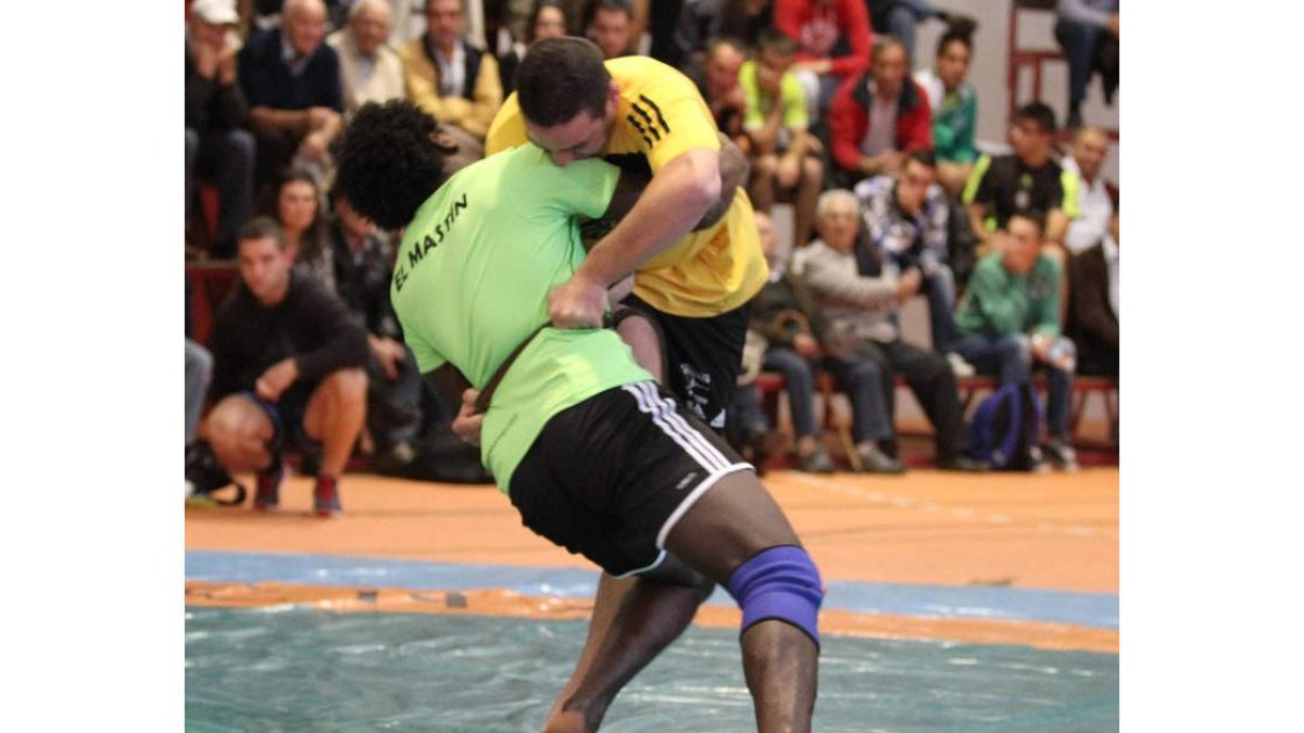 Los luchadores locales, siempre motivados bajo el Negrillón.