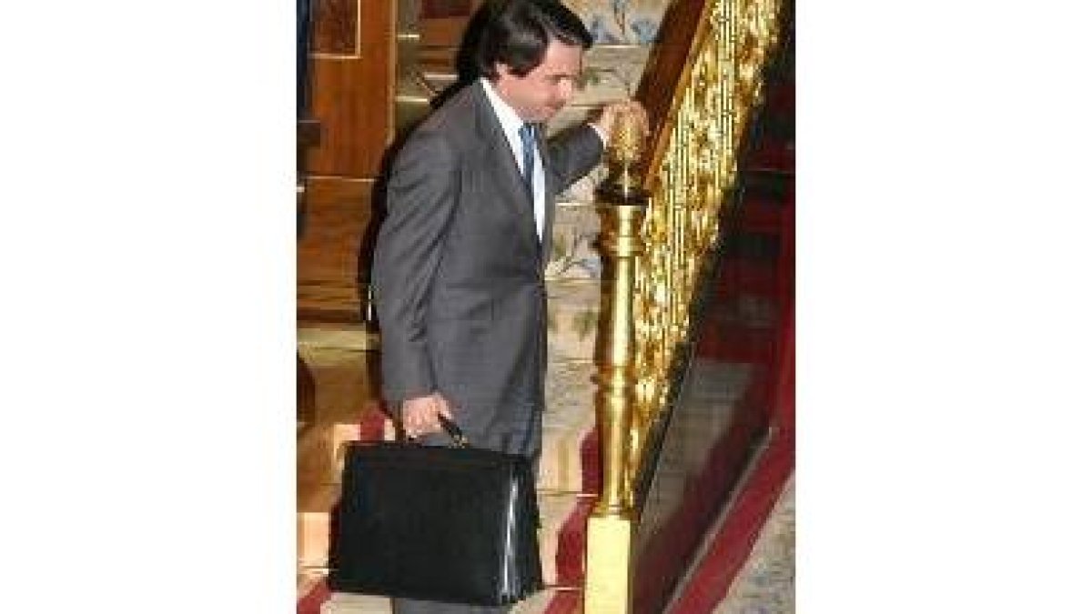 Aznar abandona el Congreso tras su última sesión como presidente