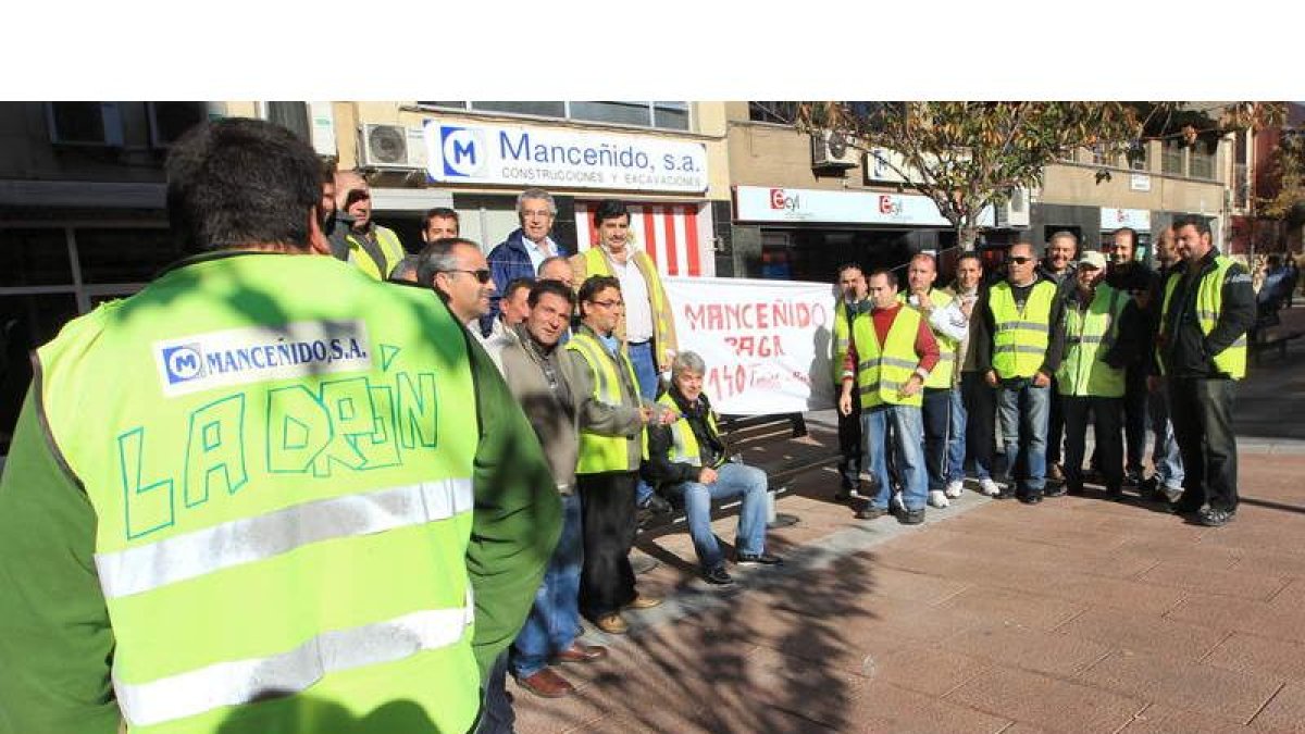 La plantilla se concentró de nuevo frente a las oficinas.