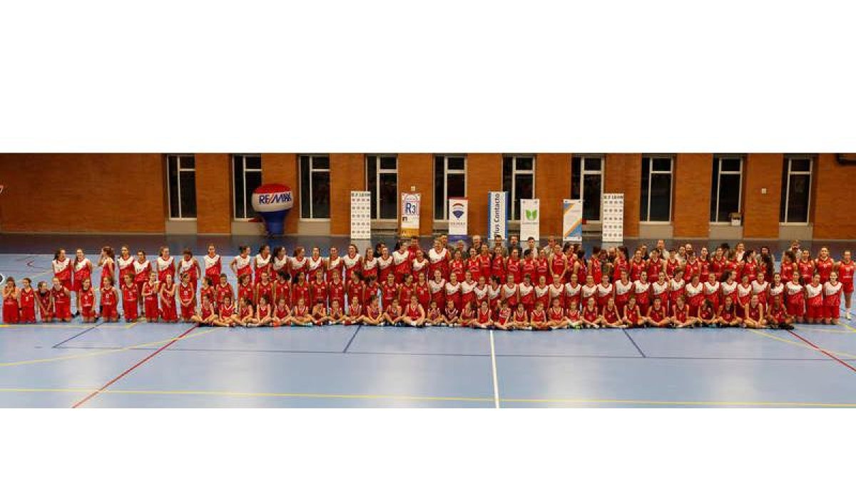 Foto de familia de los equipos del Universidad de León-BF León desde el de Primera Nacional hasta el de su Escuela. FERNANDO OTERO