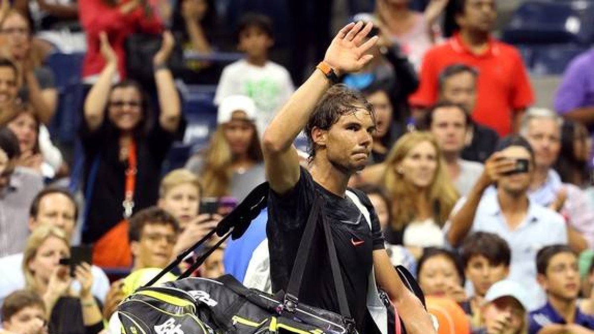 Rafa nadal saluda al público tras caer eliminado del Abierto de EEUU ante Fabio Fognini.