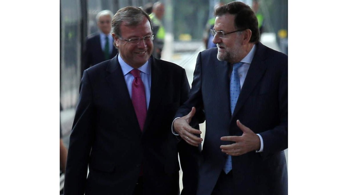 Antonio Silván conversa con Mariano Rajoy durante la inauguración del AVE.